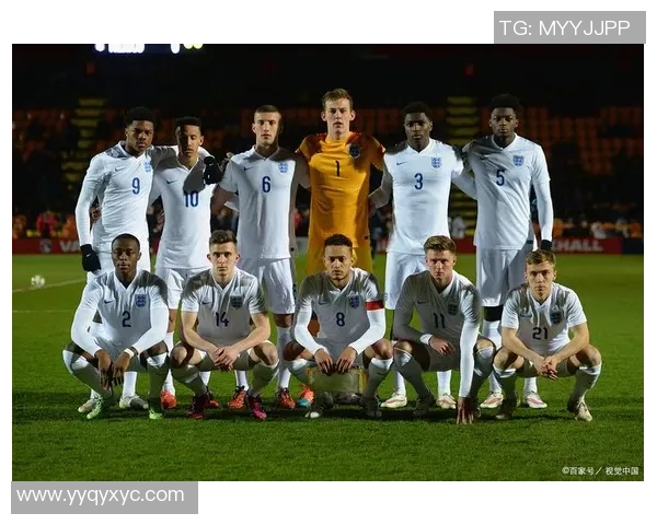 崇拜足球明星的激情与梦想在绿茵场上闪耀着无尽的光辉与荣耀